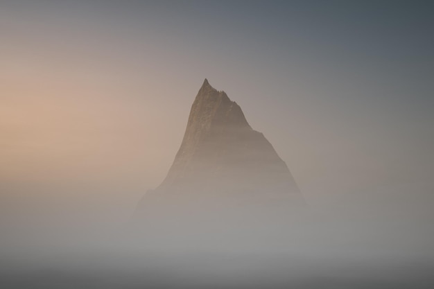 霧の中からそびえる山の頂上。山のテーマ