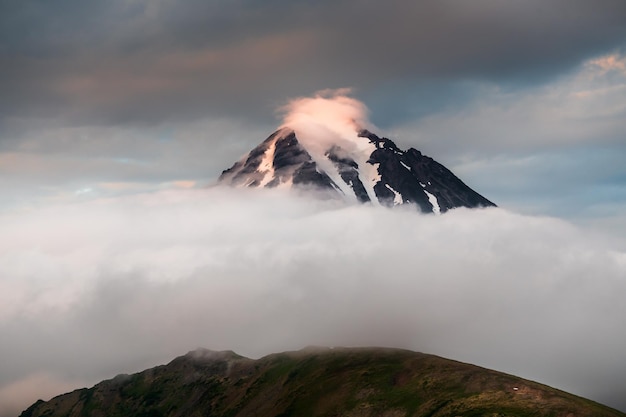 カムチャツカロシアの日没時の雲とVilyuchinsky火山のピーク