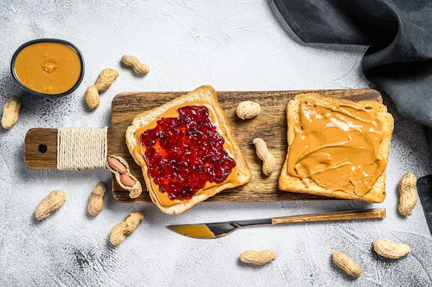 Photo peanut butter sandwich toast with berry jam