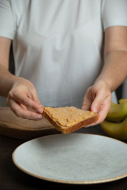 Peanut butter sandwich vrouw die ontbijt bereidt