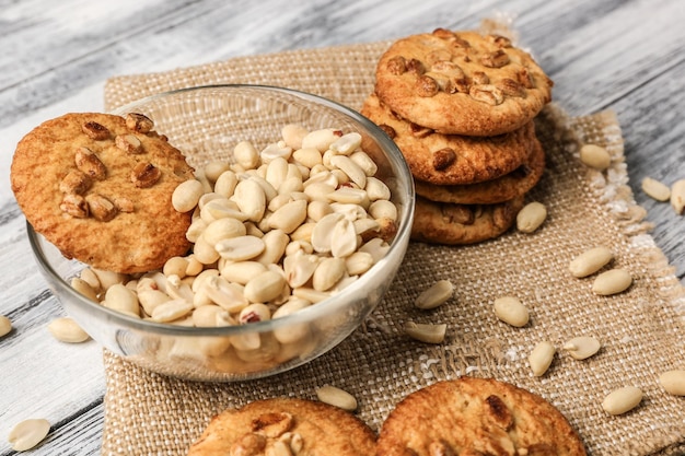 Photo peanut cookies on napkin on wooden background