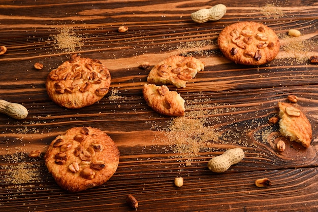 Biscotti di arachidi sulla tavola di legno con zucchero.