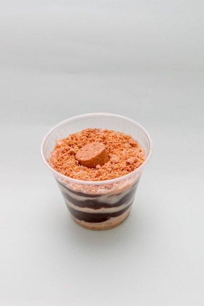 리오 데 자네이로에서 매우 인기있는 파 코카를 곁들인 땅콩 디저트.