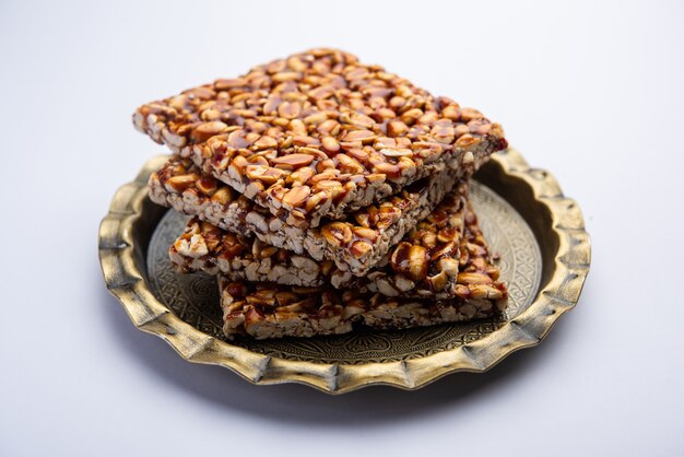 Peanut jaggery chikki of reep met aardnoot of shengdana met gur