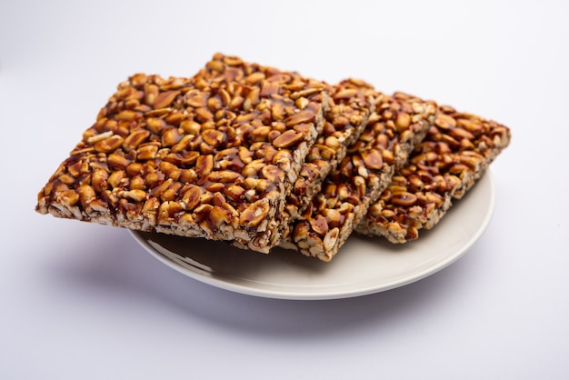 Peanut Jaggery chikki of reep met aardnoot of shengdana met gur