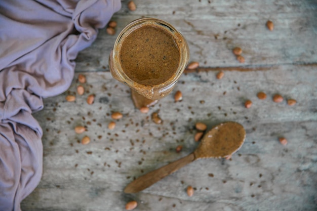 Foto peanutbutter in een pot op tafel