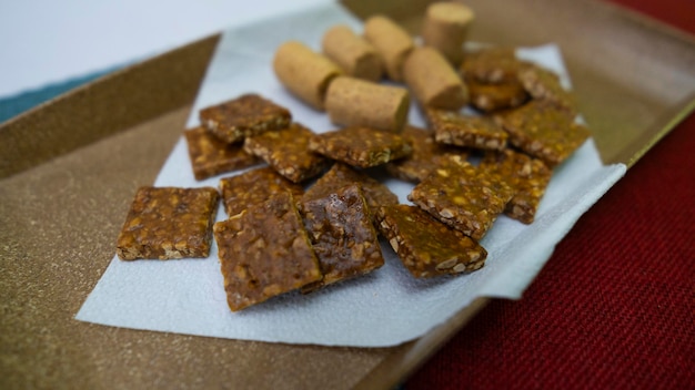 Photo peanuts shaped like candy pacoca and bread forming a delicious appetizer