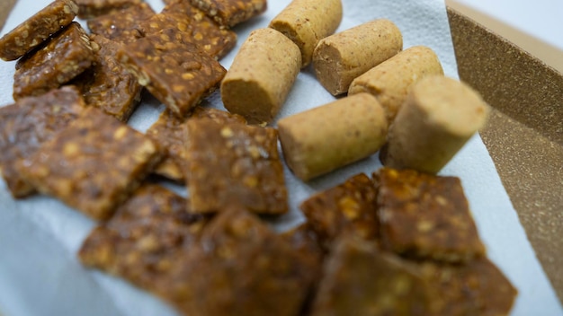 Photo peanuts shaped like candy pacoca and bread forming a delicious appetizer