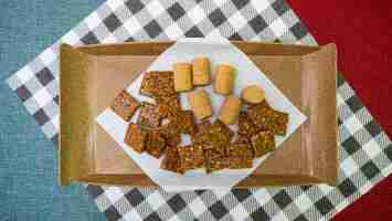 Photo peanuts shaped like candy pacoca and bread forming a delicious appetizer