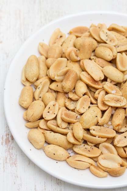 Peanuts with salt and black pepper