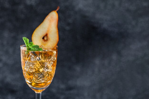 Pera cocktail o limonata sapore di frutta dolce porzione di dessert