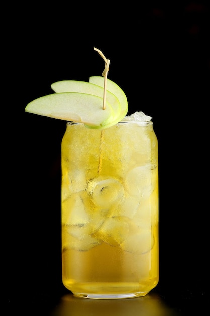 Cocktail di pere o limonata con ghiaccio su sfondo nero, concetto di bar. cocktail di pere fresche da vicino