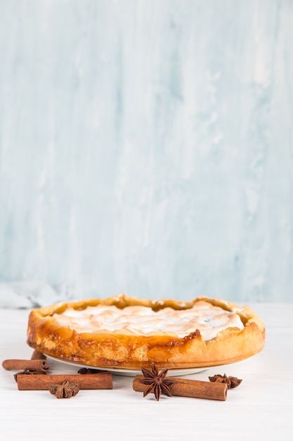梨のおいしいパイ、シナモンの自家製ペストリー、朝食に甘いデザート。コピースペース。