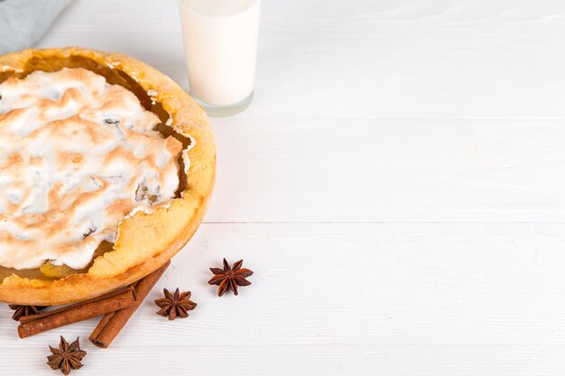 Deliziosa torta di pere, pasticceria fatta in casa con latte alla cannella, dolce dolce a colazione. copia spazio.