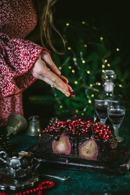 写真 お祝いの新年のテーブルに梨のパイ