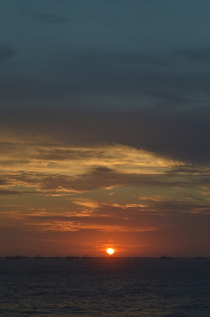 美しい夕日と梨