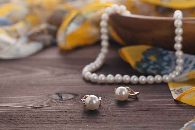 真珠の宝石類は木製のテーブルに横たわっていた