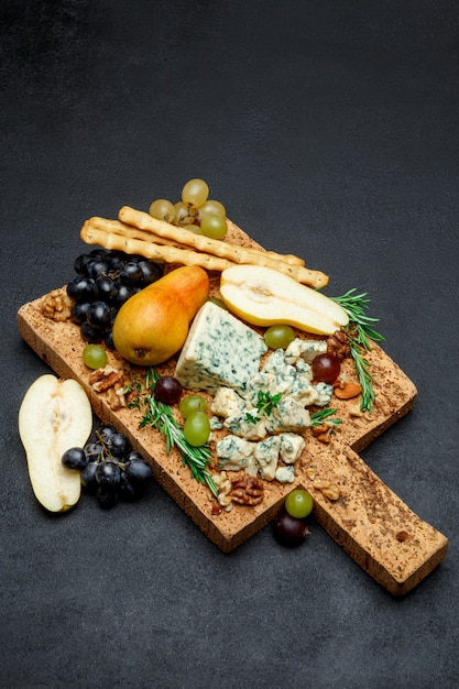 梨とチーズの木製まな板