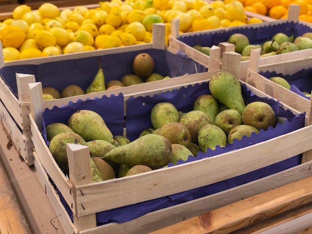 Photo pears in a wooden box at the market