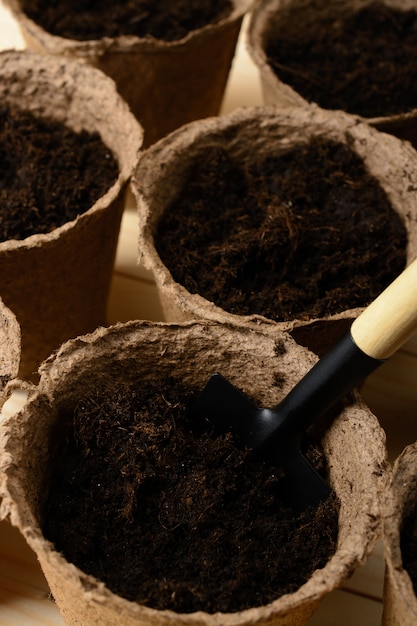 Фото Торфяные горшки с почвой и лопатой