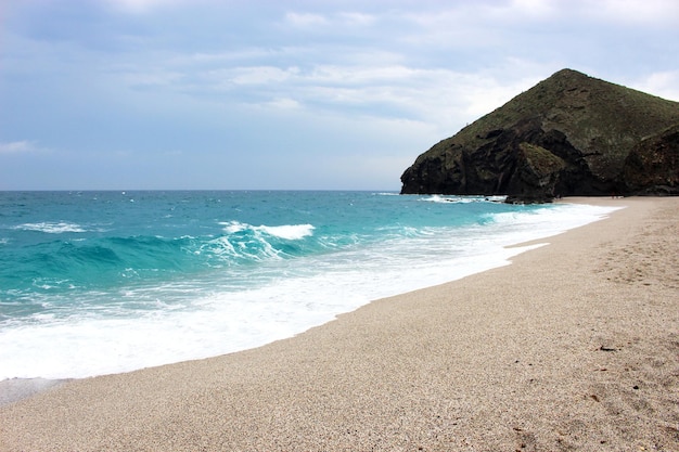 Foto paesaggio di spiaggia di ciottoli