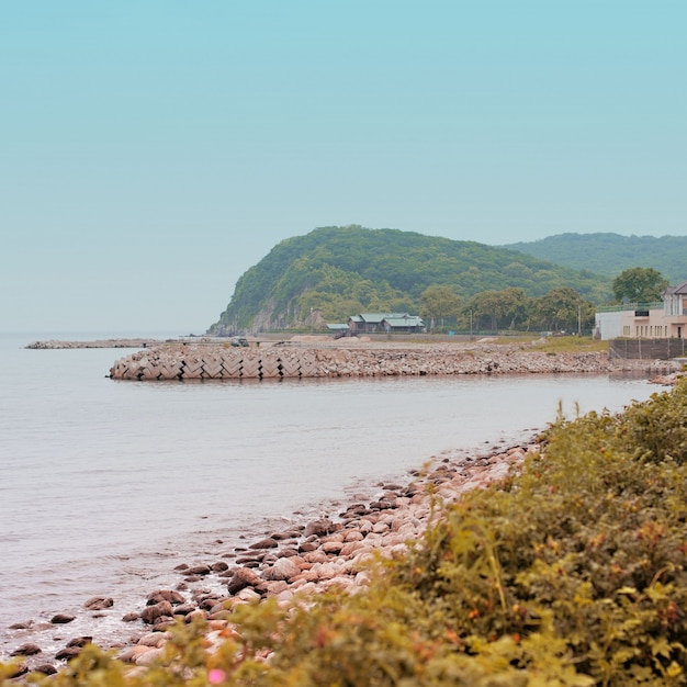 Галечный пляж на берегу Японского моря