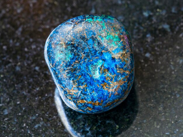 사진 어둠에 azurite 보석의 조약돌