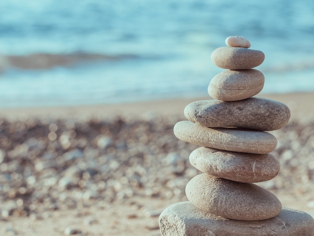 Photo pebble tower standing on the left on the sea beach