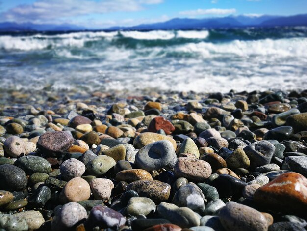 Photo pebbles at beach on sunny day