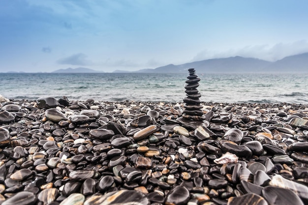 写真 空に照らされたビーチの小石