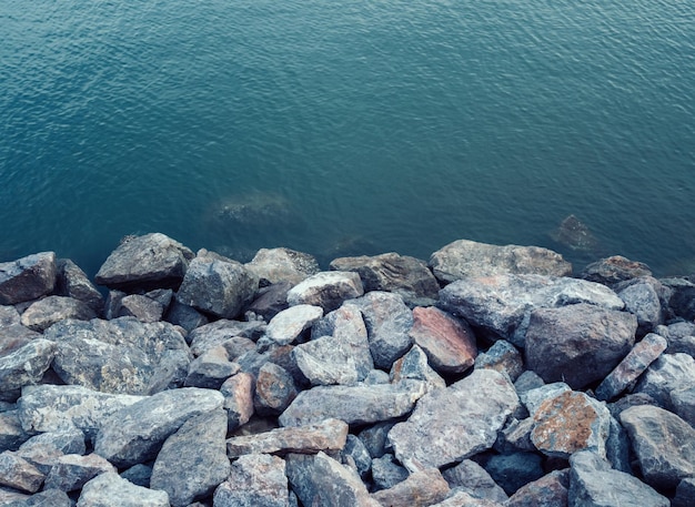 Foto ciottoli sulla riva del mare