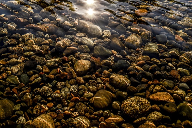 Photo pebbles in shallow water