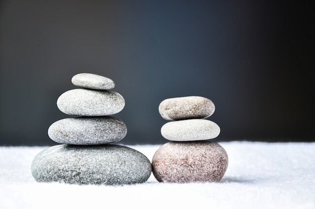 Photo pebbles stack, balance, pyramid of stones for meditation, stack of zen stones