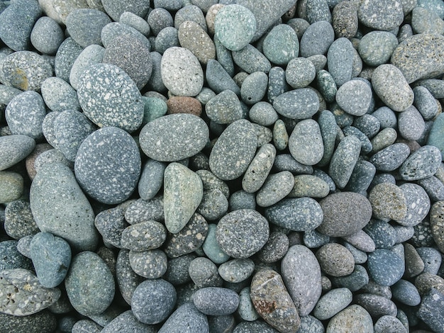 Foto ciottoli impilati sullo sfondo del mare