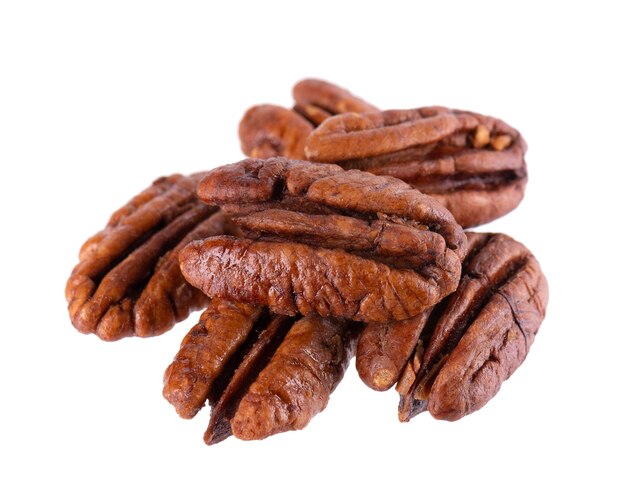 Foto noci pecan isolate su sfondo bianco percorso di ritaglio di noci pecan sgusciate