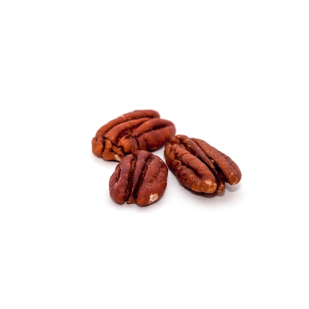 Pecan su sfondo bianco