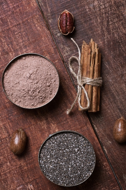 Pecannoten, chiazaden en cacao in kommen op een houten tafel