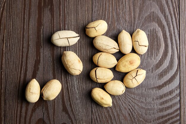 Pecannoten in de schaal op houten tafelblad weergave