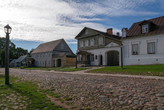 Pechorskaya-straat met oude traditionele koopmanshuizen op een zomerdag izborsk pskov-regio rusland