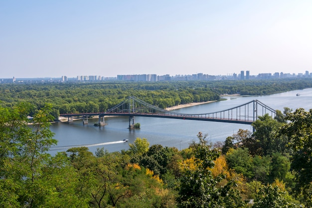 Foto ponte pedonale attraverso il fiume dnepr a kiev, ucraina.