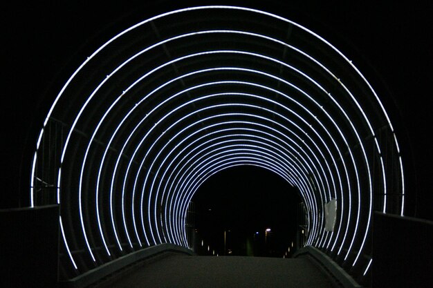 Photo pedestrian bridge along illuminated railings