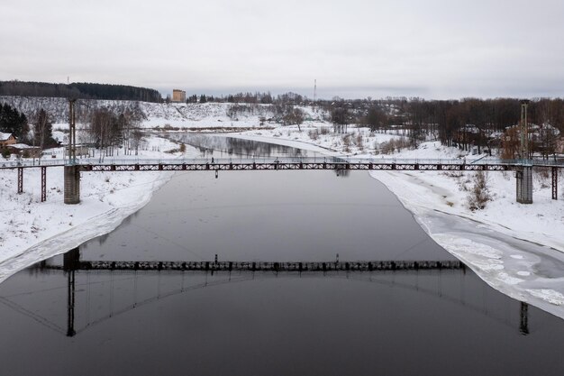 Пешеходный мост через реку Волгу в Ржеве, Россия, зимой