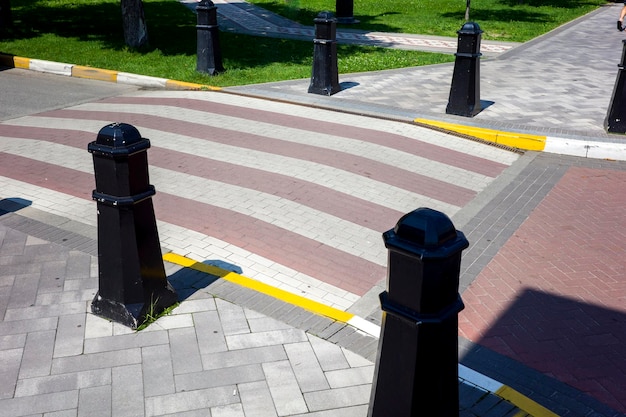 Passaggio pedonale in città sulla strada lastricata in pietra dal marciapiede