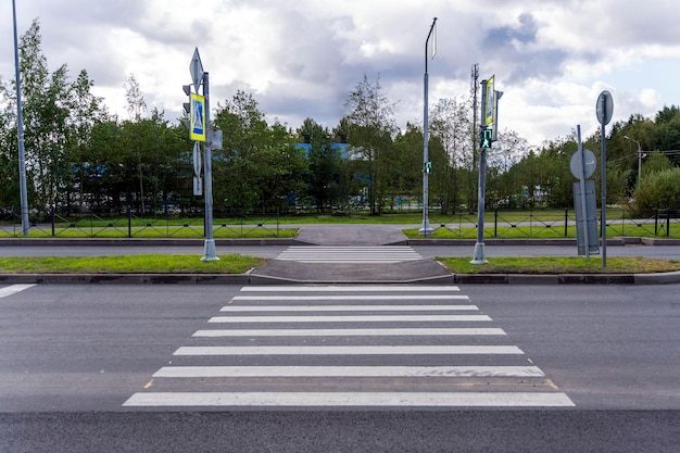 Attraversamento pedonale in un incrocio cittadino zebra traffico pedonale in città