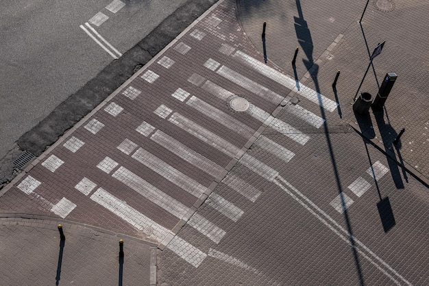 石畳から道路を横断する歩行者