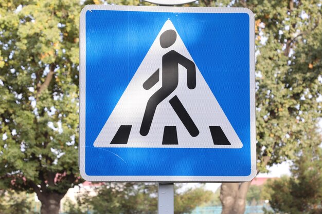 Photo pedestrian crossing sign on the road in the park closeup