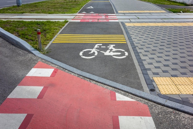 歯と赤いマーキングのある横断歩道