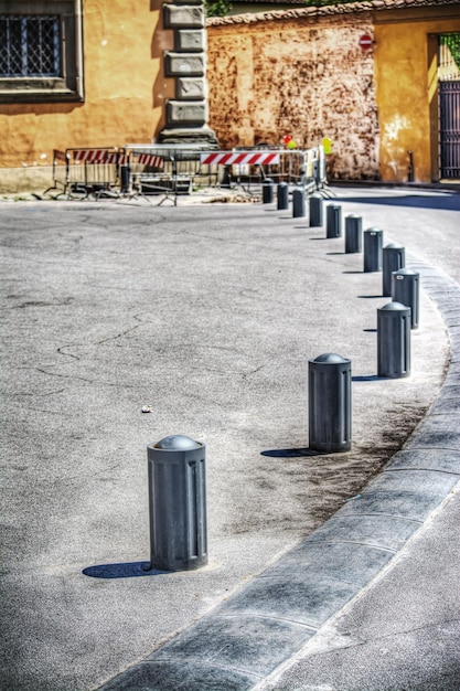 Foto sentiero pedonale con confine metallico a pisa italia