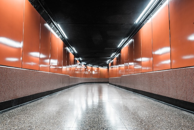 Photo the pedestrian passage at the airport and subway station