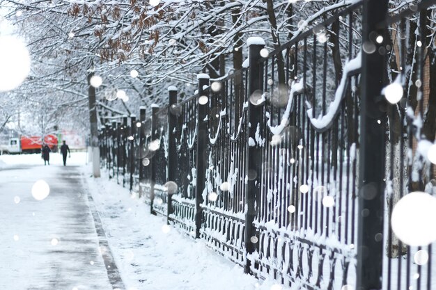 Пешеходная тротуарная ограда зима